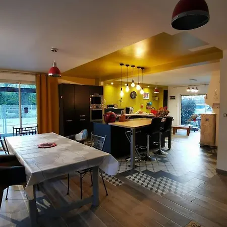 Grande Maison, Piscine Et Poele A Bois , A Villa Soual